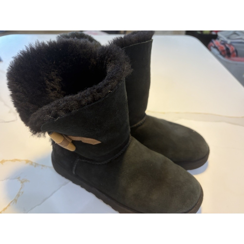 UGG Bailey Boots Black Suede Women's Size 9 Cozy Winter Shoes.